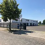 Monteurzimmer Berlin Pankow mit Dachterrasse - Nur 10 min. von der A10 - 3 Zimmer/ 7 Betten