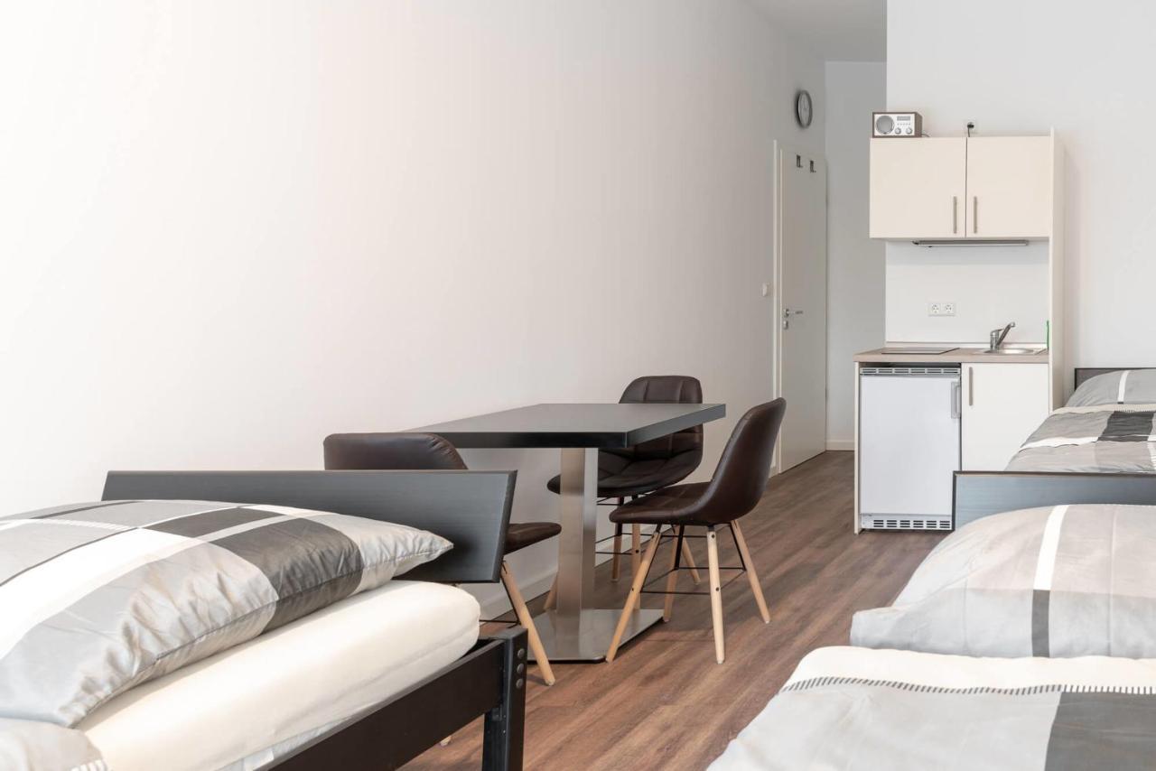 Monteurzimmer Pankow Mit Dachterrasse - Nur 10 Min. Von Der A10 - 3 Zimmer/ 7 Betten Berlijn