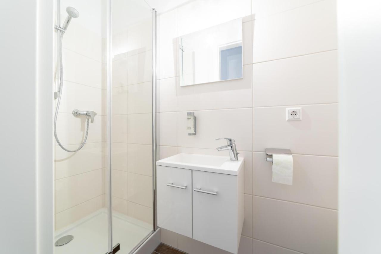 Monteurzimmer Pankow Mit Dachterrasse - Nur 10 Min. Von Der A10 - 3 Zimmer/ 7 Betten Gasthuis Berlijn
