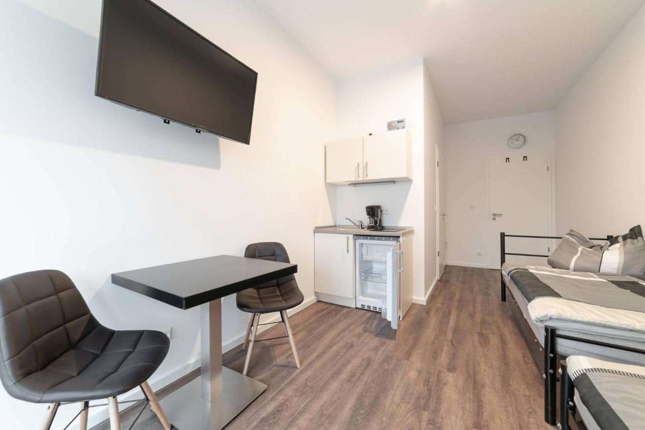 Monteurzimmer Pankow Mit Dachterrasse - Nur 10 Min. Von Der A10 - 3 Zimmer/ 7 Betten *