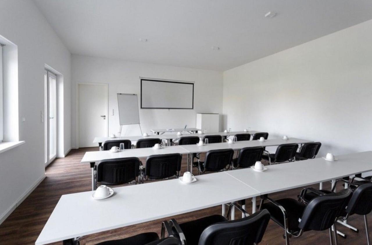 Monteurzimmer Pankow Mit Dachterrasse - Nur 10 Min. Von Der A10 - 3 Zimmer/ 7 Betten Gasthof *