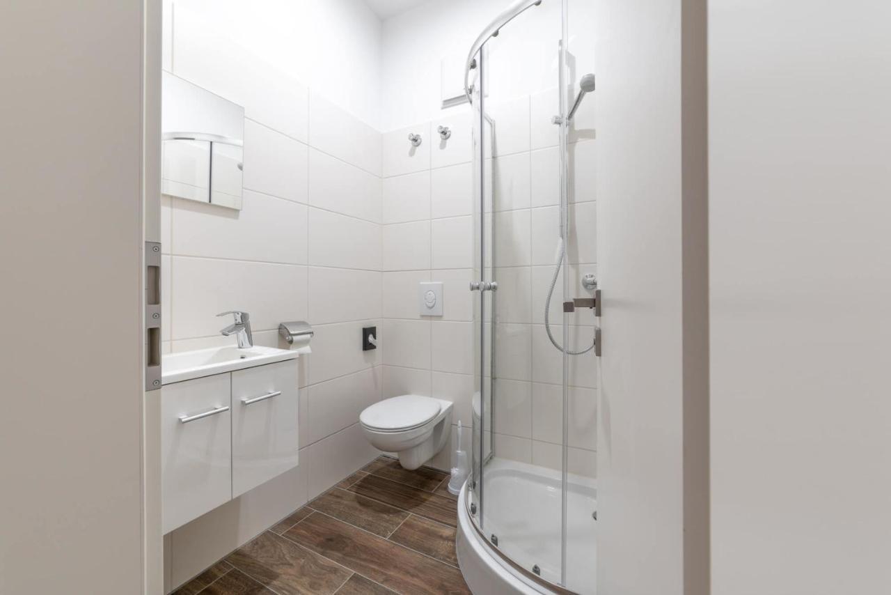 Monteurzimmer Pankow Mit Dachterrasse - Nur 10 Min. Von Der A10 - 3 Zimmer/ 7 Betten Gasthof